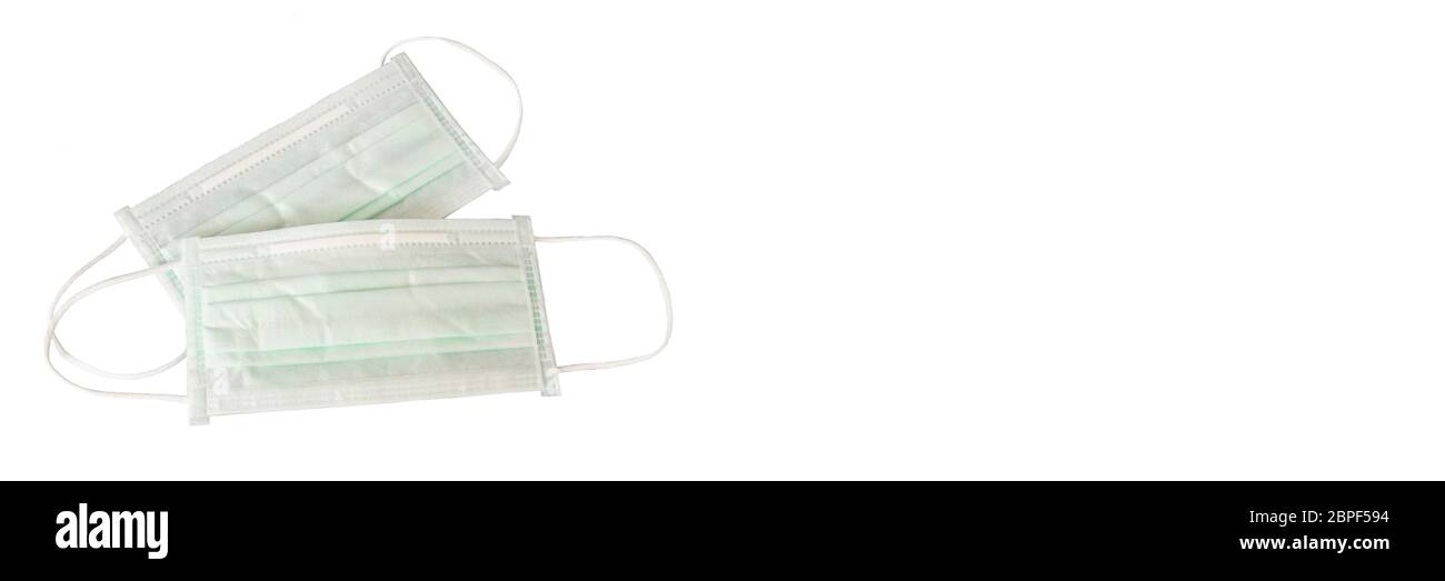 Primo piano su 2 maschere mediche isolate su sfondo bianco panoramico con spazio di copia, illustrazione Covid-19 Foto Stock