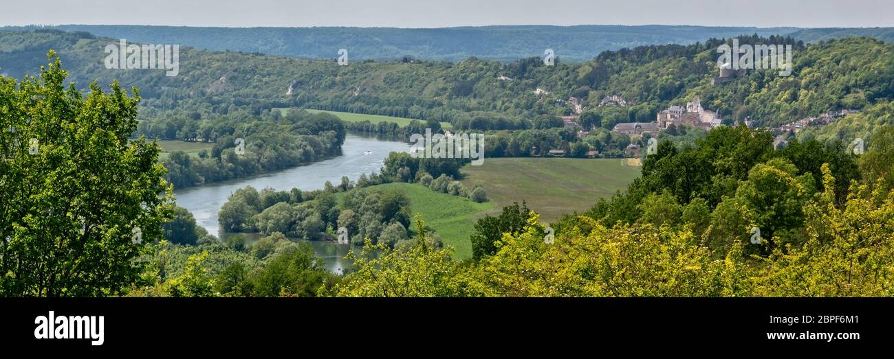 Panorama di un loop del fiume Senna e il castello di la Roche Guyon nel parco nazionale regionale Vexin, Val d'Oise, Ile de France vicino a Parigi Foto Stock