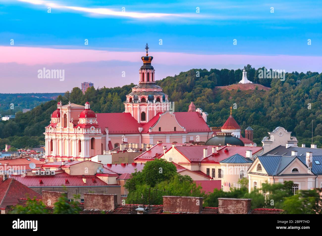 Vista aerea sulla città vecchia con la chiesa di san Casimiro e tre croci sul fosco collina al tramonto, Vilnius, Lituania, Paesi Baltici. Foto Stock
