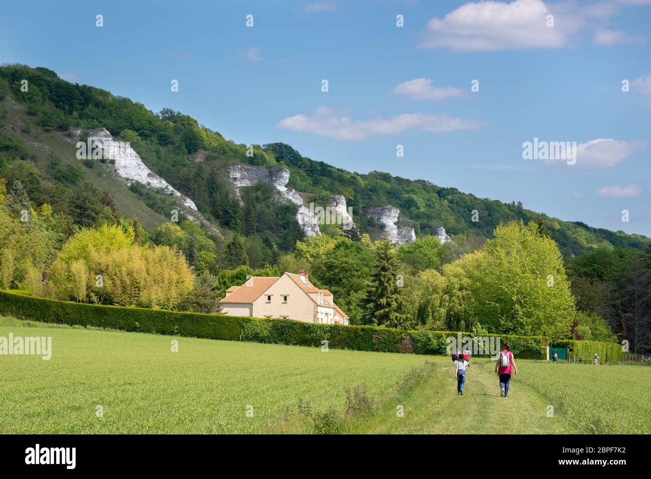 Persone che camminano vicino a una scogliera vicino al fiume Senna e il villaggio di la Roche Guyon nel parco nazionale regionale Vexin, Val d'Oise, Ile de France vicino pari Foto Stock