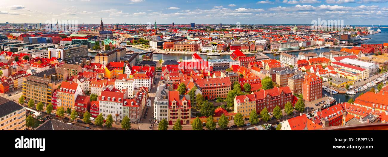 Antenna panoramico vista panoramica della Città Vecchia skyline e sacco di tetti rossi, Copenaghen, capitale della Danimarca Foto Stock