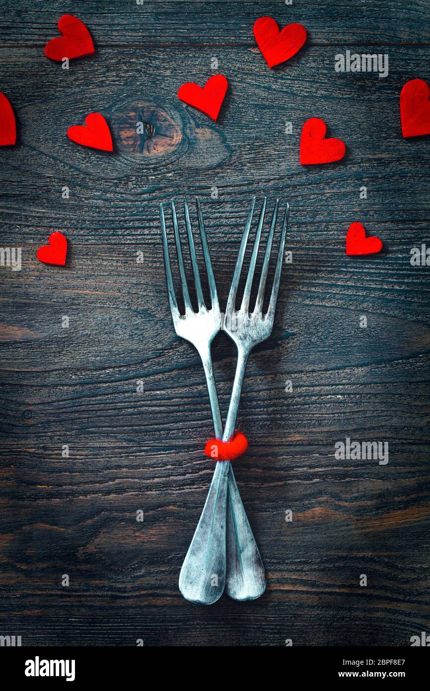 Il menu del ristorante. Il giorno di San Valentino la cena con messa in tavola in legno rustico stile con posate Foto Stock