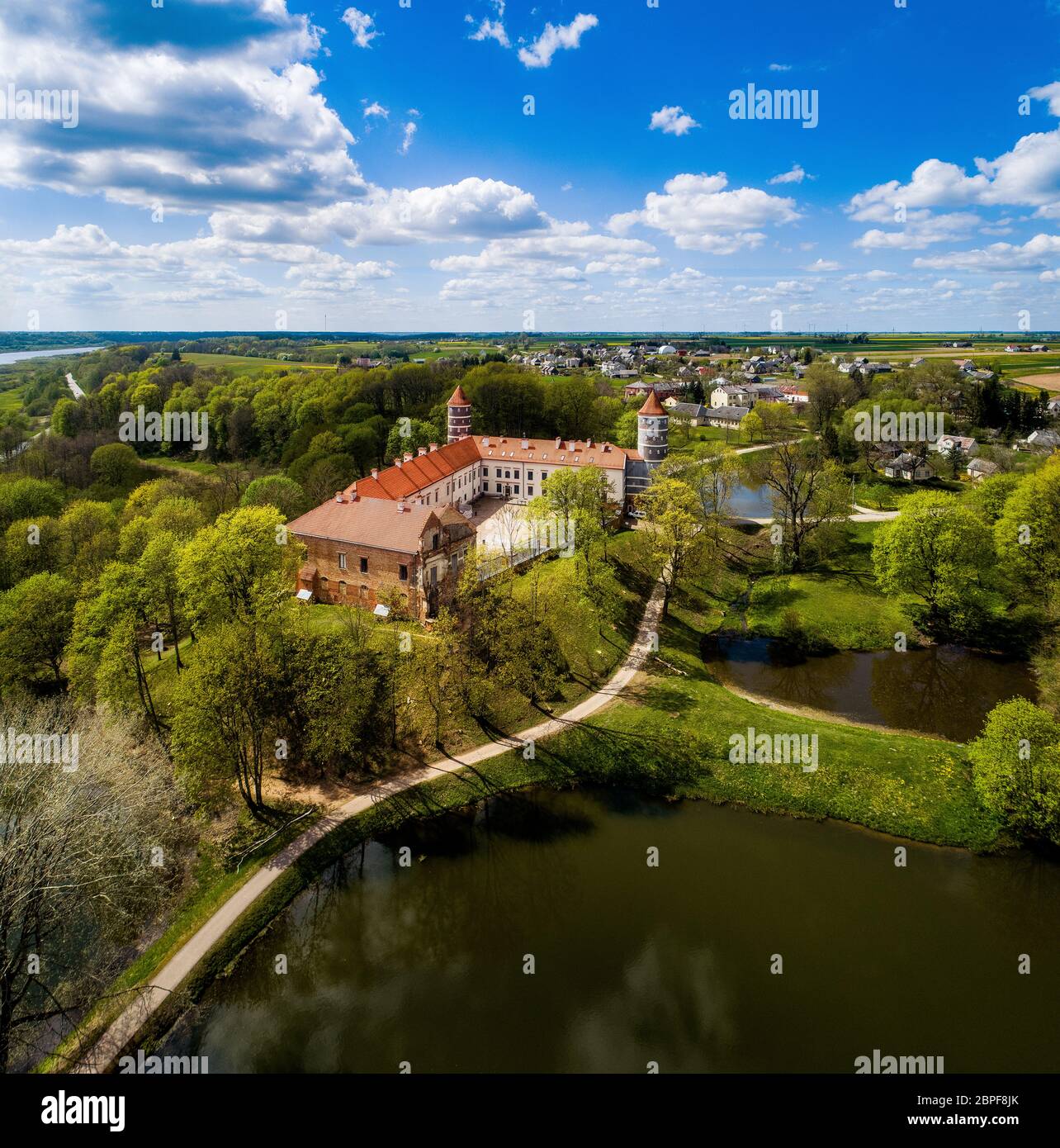 Castello di Panemunė a Jurbarkas, Lituania dal punto di vista del drone Foto Stock