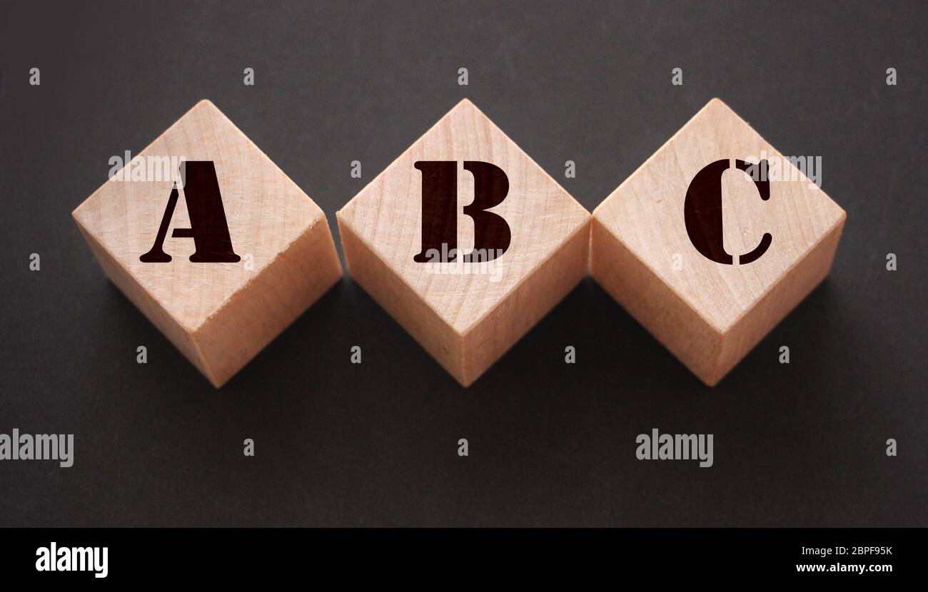 ABC tre cubetti di legno con lettere. Torna al concetto di base della scuola elementare Foto Stock