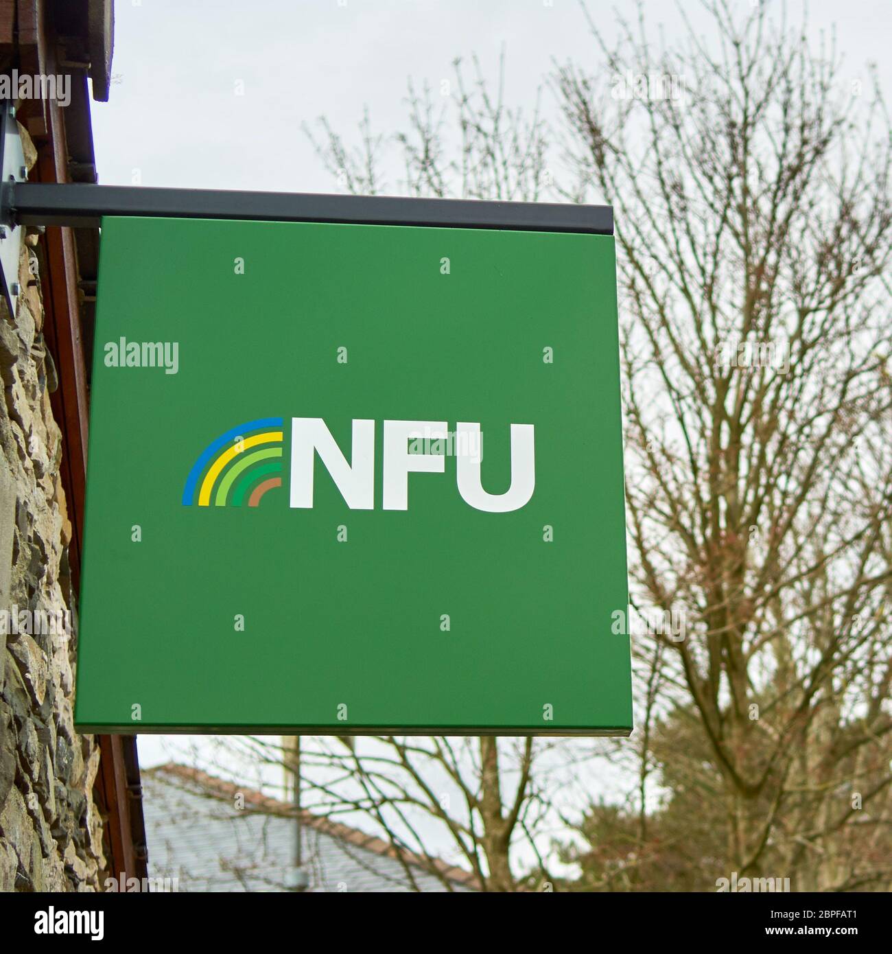 NFU - il logo dell'Unione Nazionale degli agricoltori su sfondo verde appeso fuori da un ufficio Foto Stock