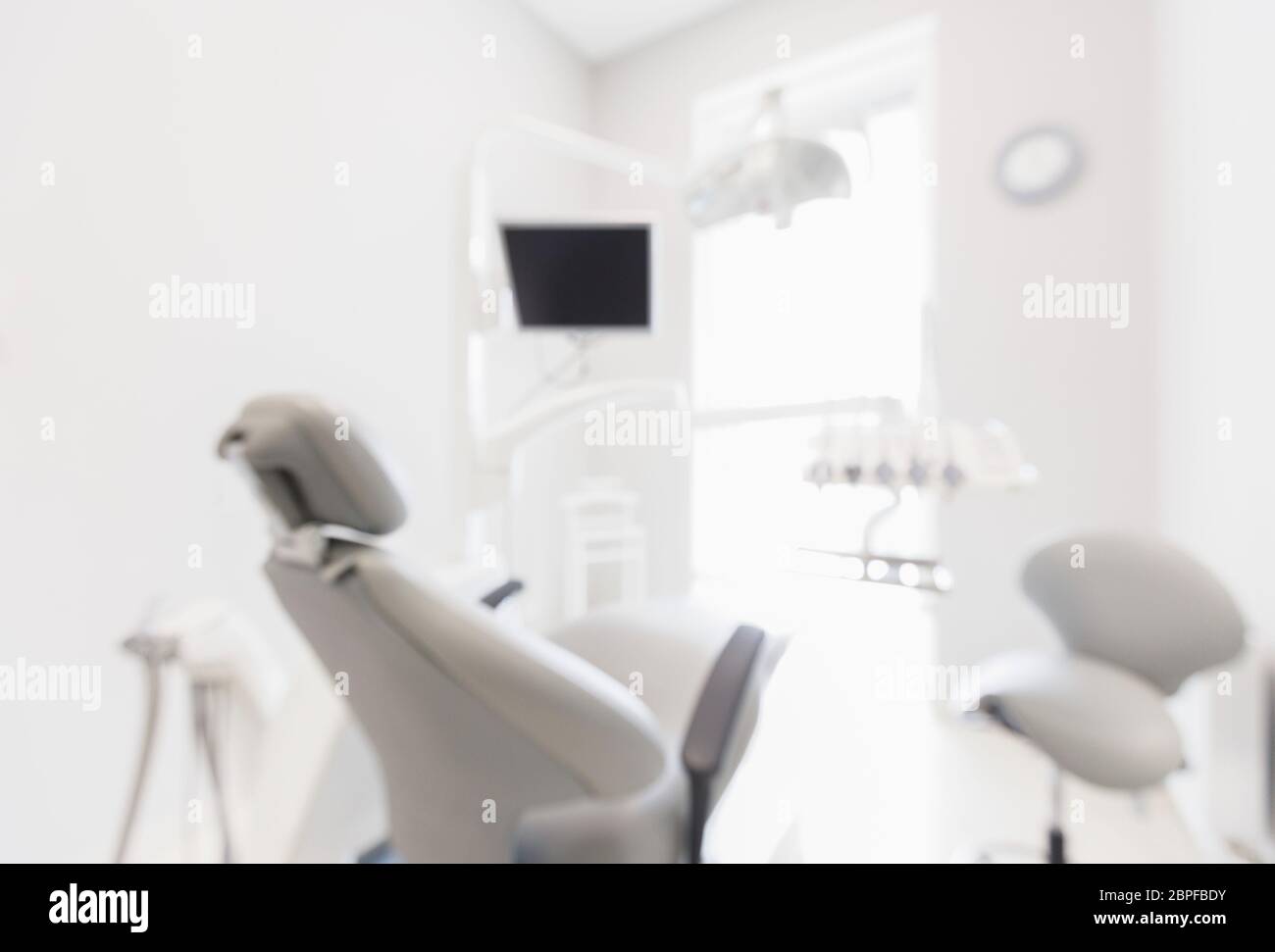 Vista offuscata dell'armadietto per odontoiatria con apparecchiature professionali Foto Stock