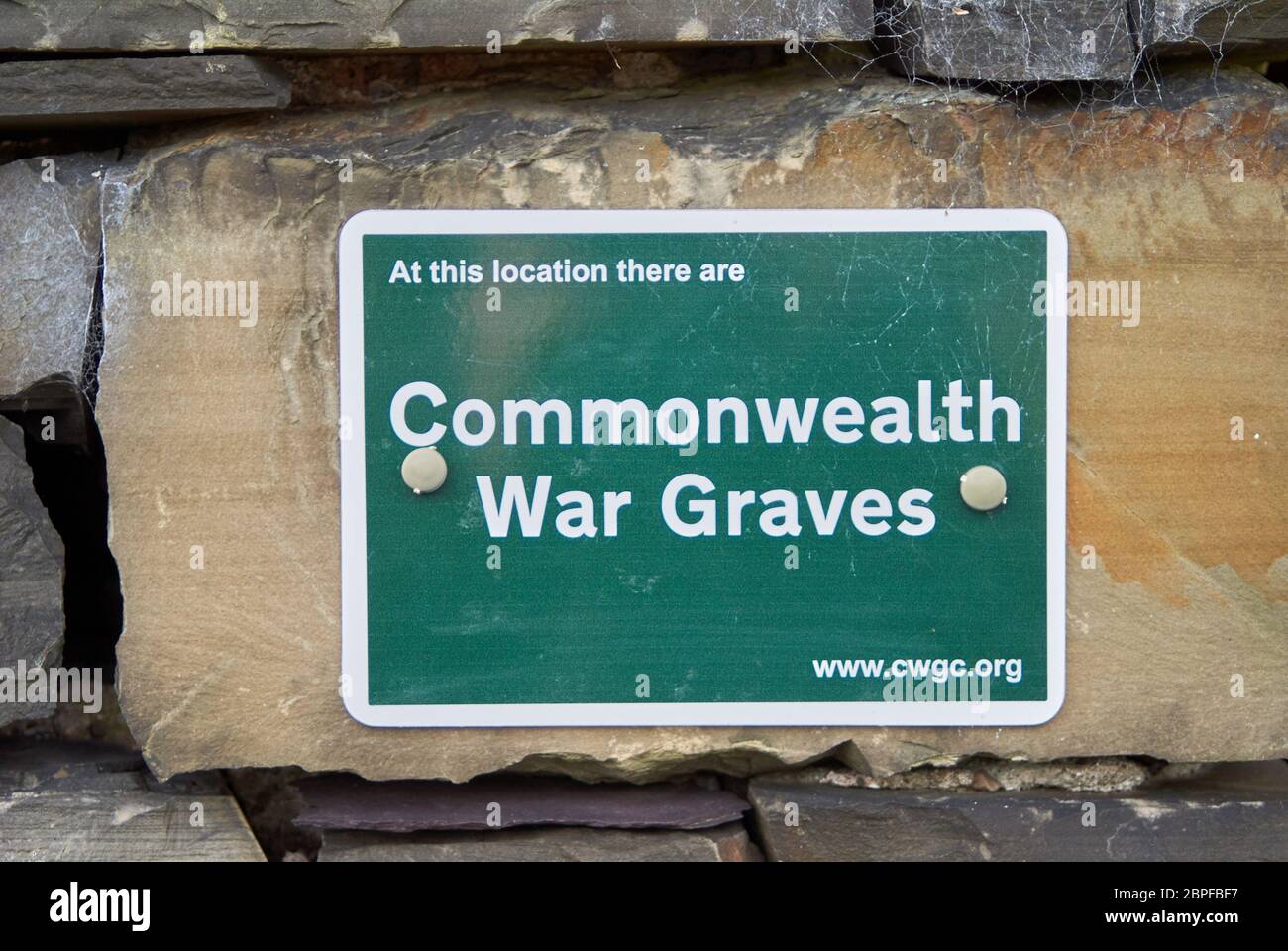 Cartelli delle tombe di guerra del Commonwealth fuori una chiesa che indica la sepoltura di combattenti nel cortile della chiesa Foto Stock
