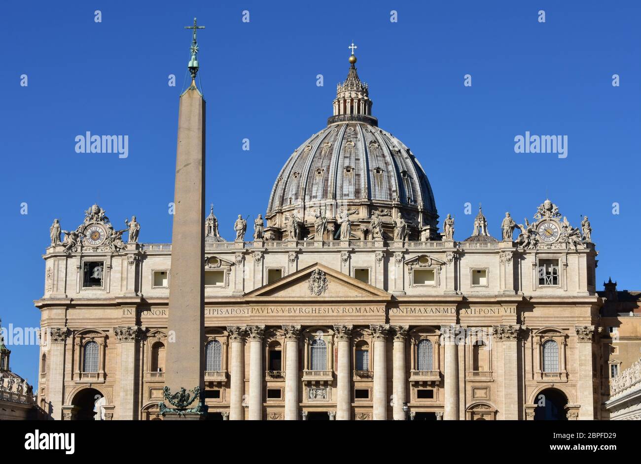 Basilica di San Pietro e l’antico Obelisco egiziano in Piazza San Pietro con cielo blu. Città del Vaticano, Roma, Italia. Foto Stock