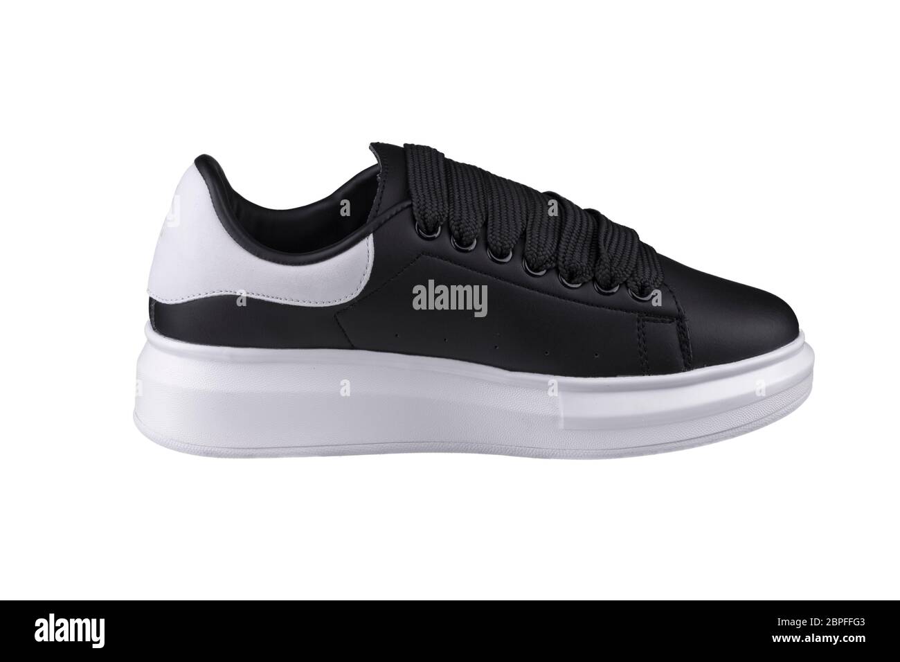 Sneaker nera con suola bianca. Scarpe sportive Foto stock - Alamy