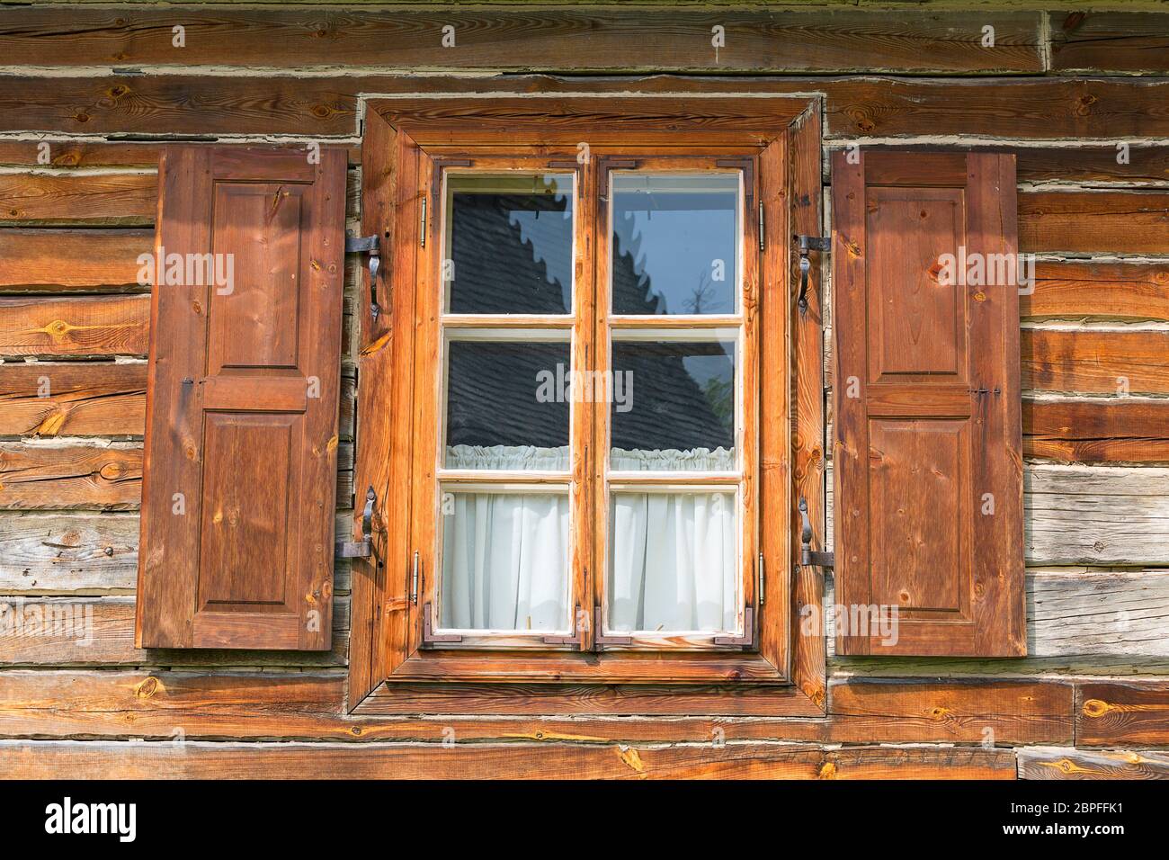 Vecchia casa tradizionale in legno lucido nel museo all'aperto, Museo del Villaggio di Kielce (Muzeum WSI Kielkiej), paesaggio rurale, Tokarnia, Polonia Foto Stock