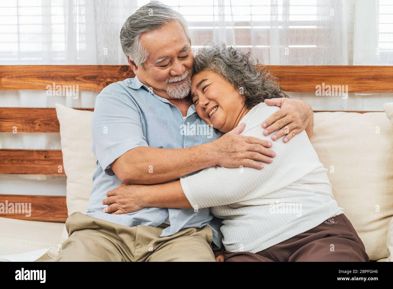 Coppia asiatica nonno abbracciare o abbracciare insieme con felice sensazione in casa, romantico e amante con San Valentino o anniversario, Long Live e El Foto Stock