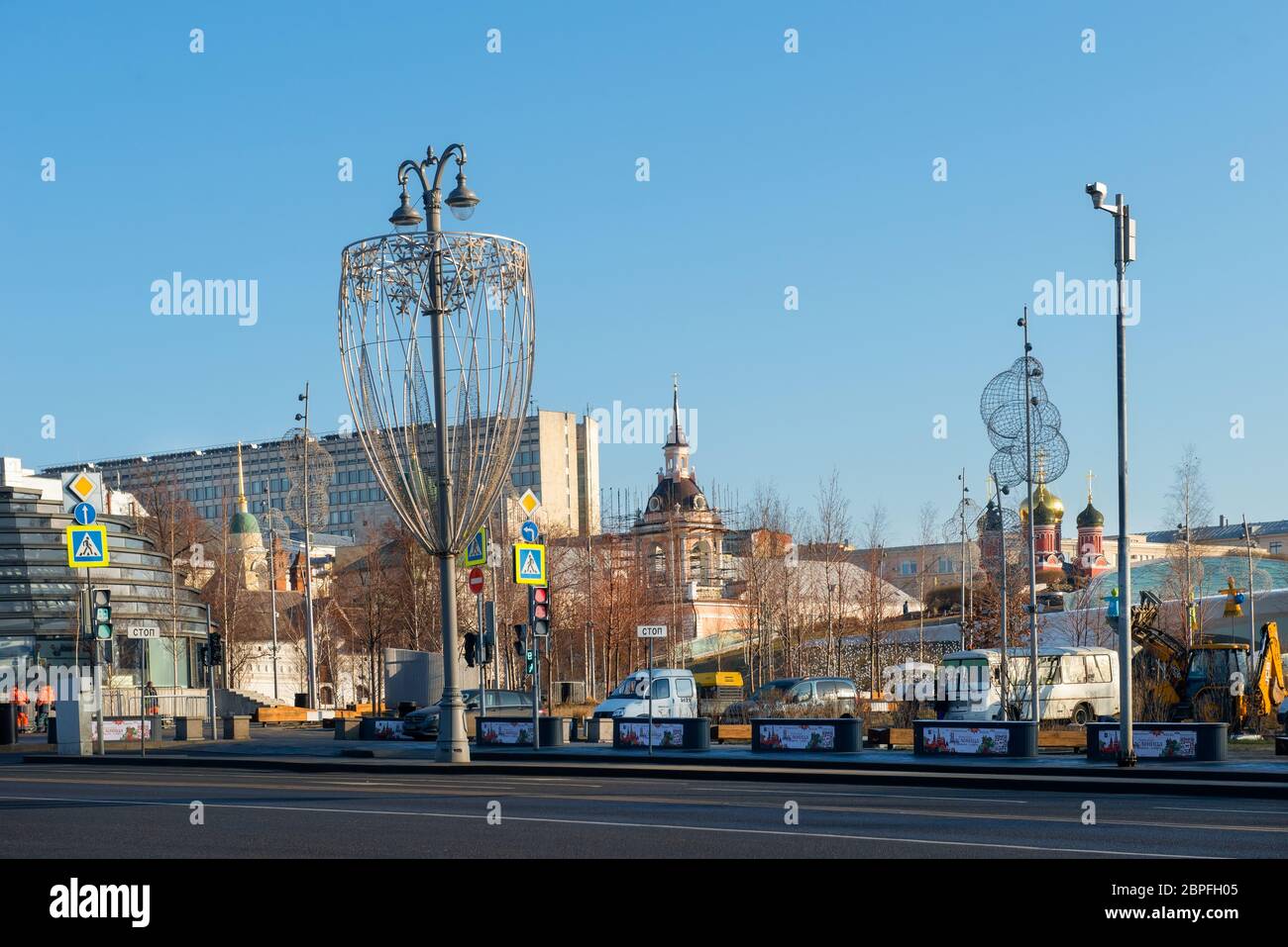 MOSCA, RUSSIA - 22 FEBBRAIO 2020: Parcheggio di servizi tecnici vicino al parco Zaryadye Foto Stock