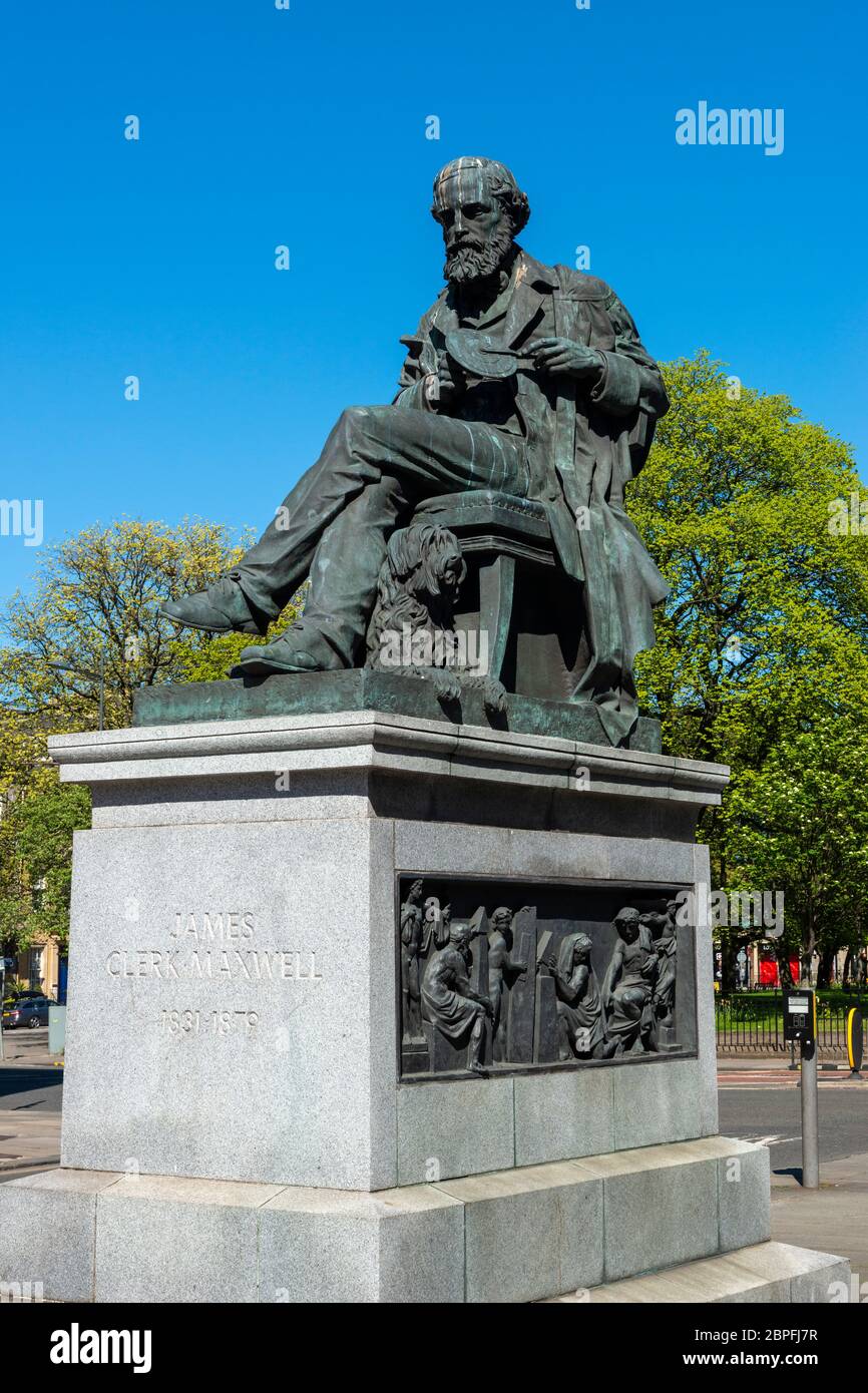 Statua di James Clerk Maxwell, eminente fisico vittoriano, si trova all'estremità orientale di George Street a Edimburgo New Town, Scozia, Regno Unito Foto Stock