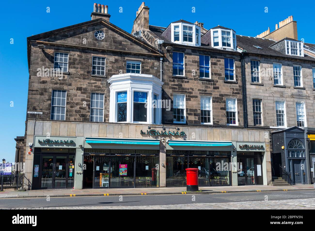 Il ristorante Las Iguanas (chiuso per affari durante il blocco del coronavirus) si trova all'estremità ovest di George Street a Edinburgh New Town, Scozia, Regno Unito Foto Stock
