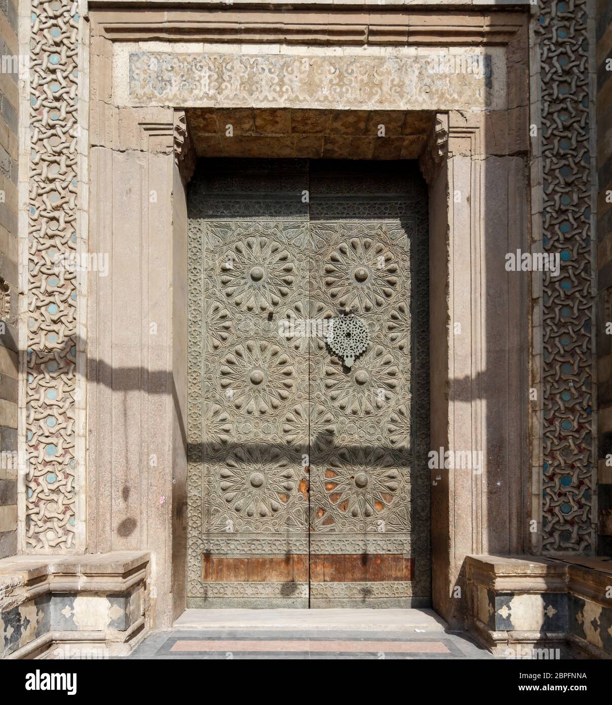 Sultan Hasan complesso, porte da ingresso originale, ora in Moschea di al-Mu'ayyad, il Cairo, Egitto Foto Stock