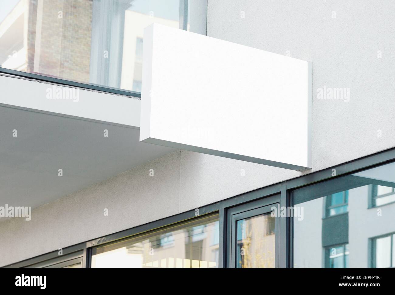 Pensile vuoto azienda segno a parete con copia in bianco, spazio moderno mockup segnaletica Foto Stock