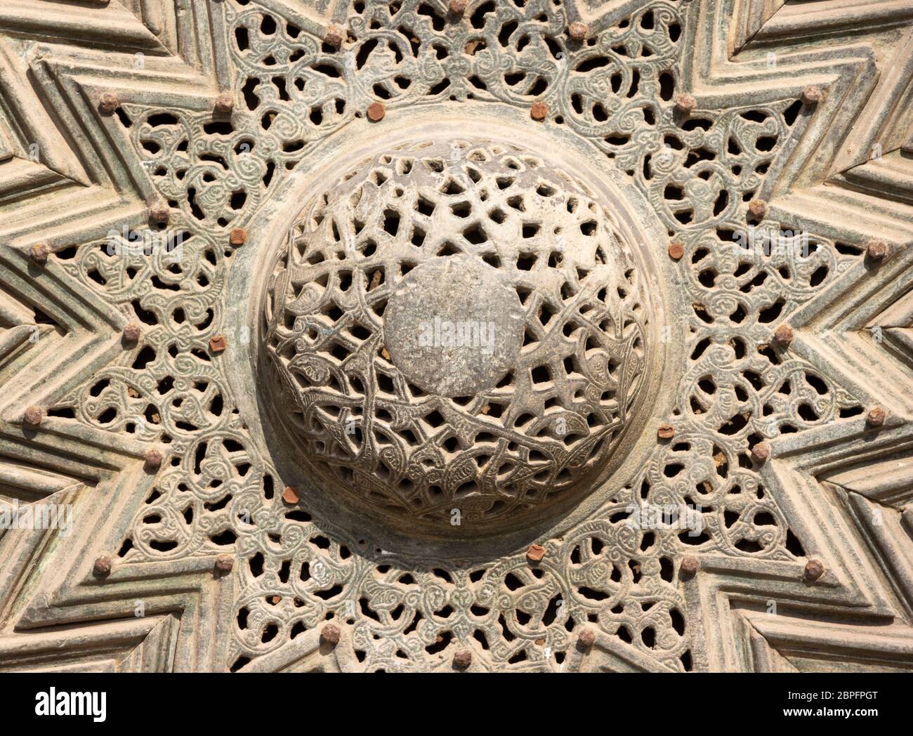 Sultan Hasan complesso, particolare della porta dall'ingresso originale, ora nella Moschea di al-Mu'ayyad, il Cairo, Egitto Foto Stock