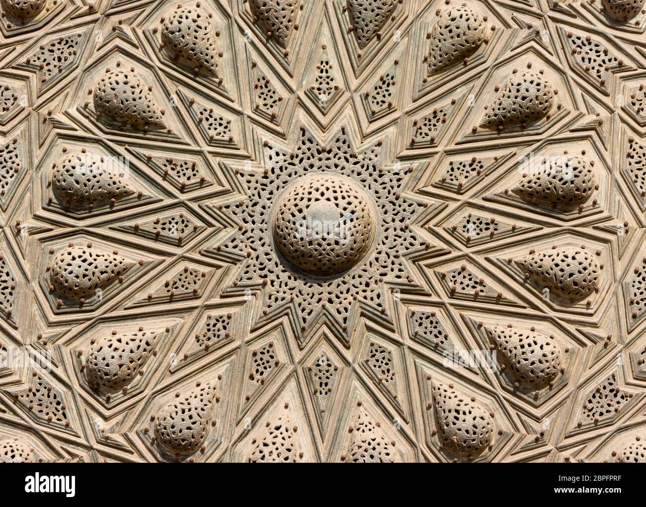 Sultan Hasan complesso, particolare della porta dall'ingresso originale, ora nella Moschea di al-Mu'ayyad, il Cairo, Egitto Foto Stock