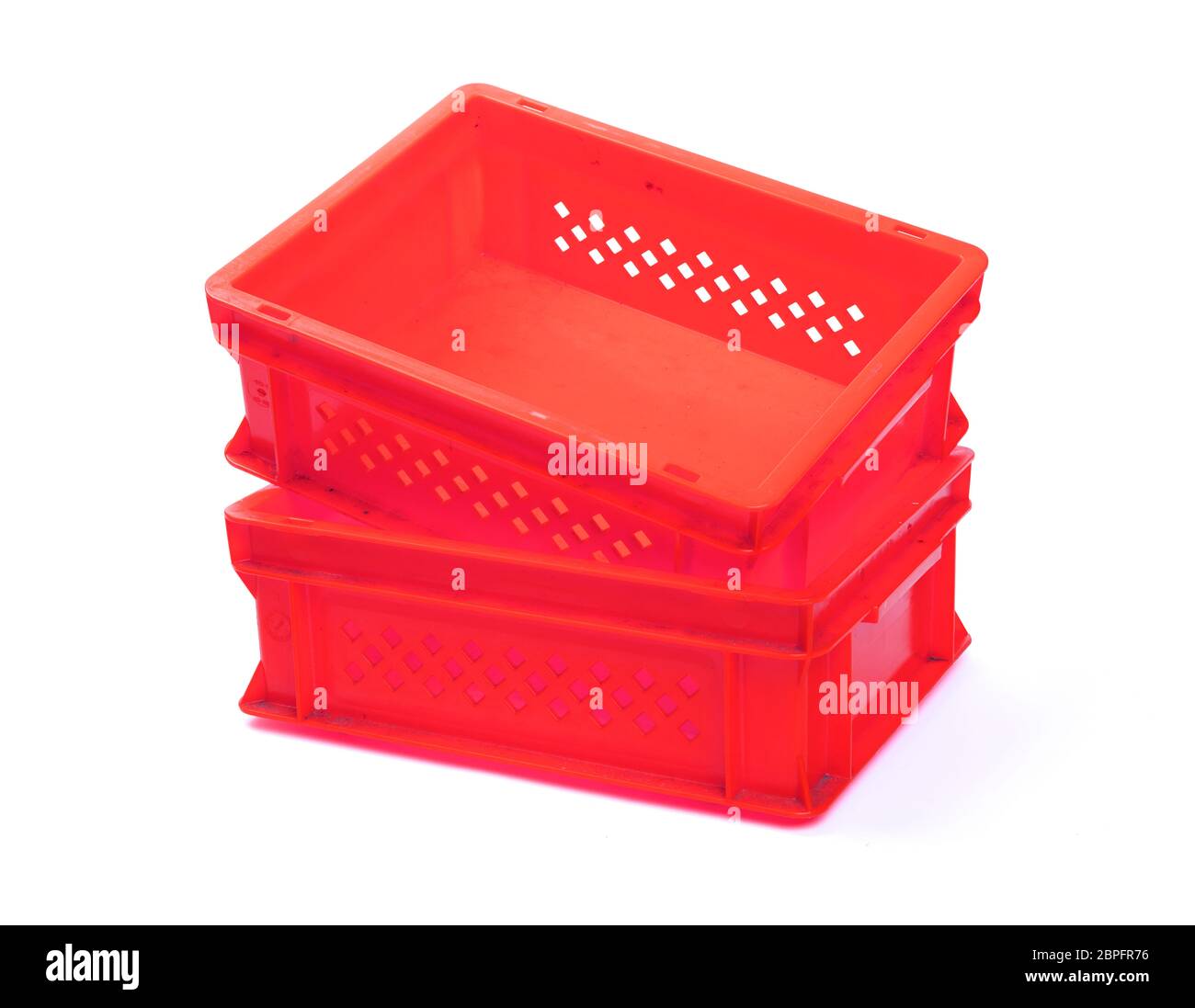 Rosso vuoto cassette in plastica isolato su bianco Foto Stock