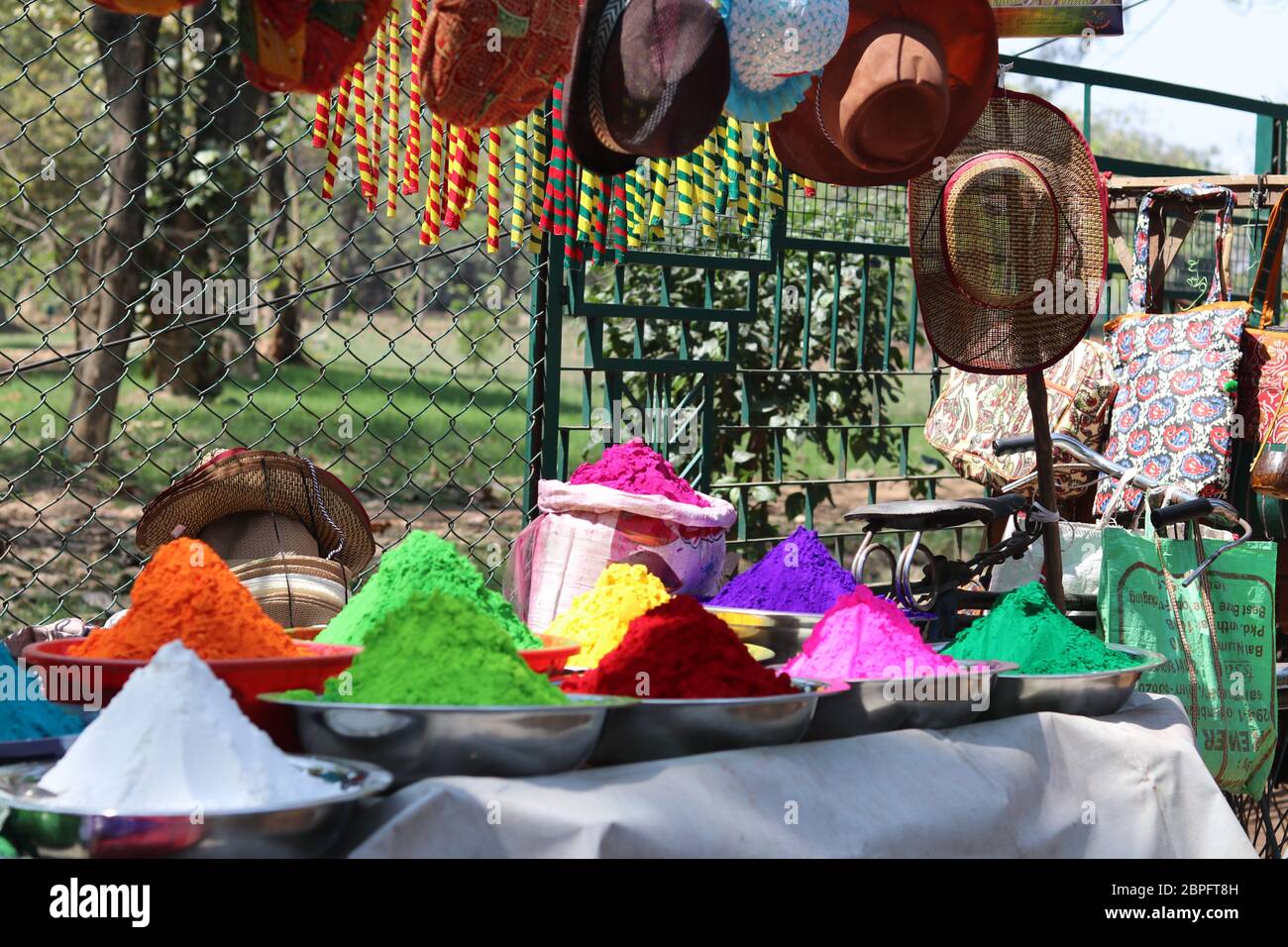 Polvere di Holi per le strade di Santiniketan, Holi è conosciuta per la festa dei colori in India. Foto Stock