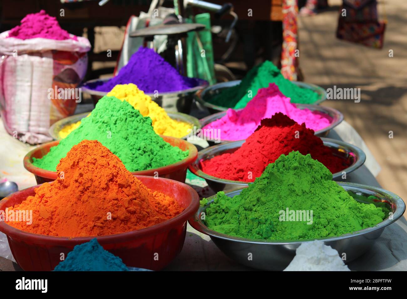 Polvere di Holi per le strade di Santiniketan, Holi è conosciuta per la festa dei colori in India. Foto Stock
