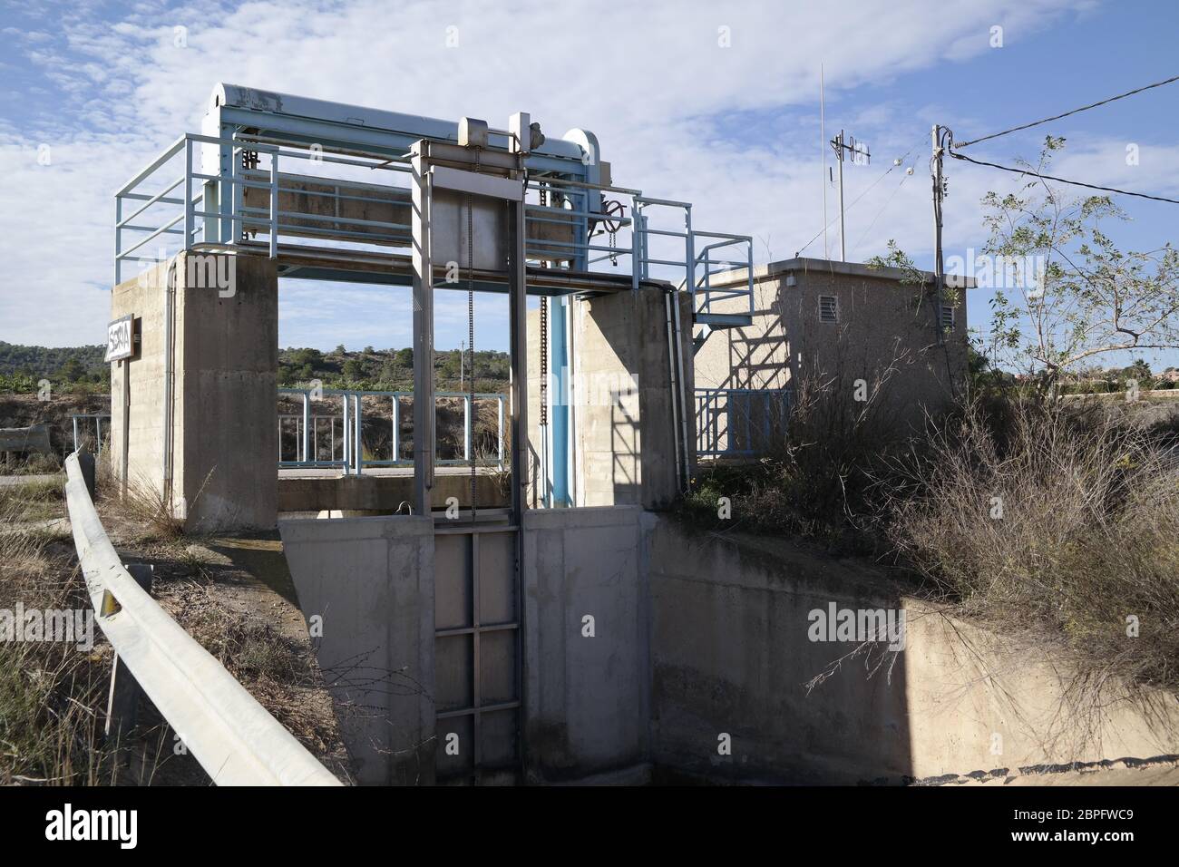 Saracinesca su piccole Aquaduct in Spagna Foto Stock