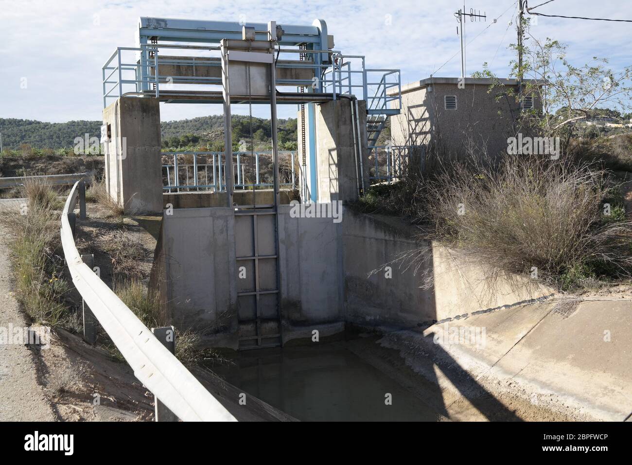 Saracinesca su piccole Aquaduct in Spagna Foto Stock