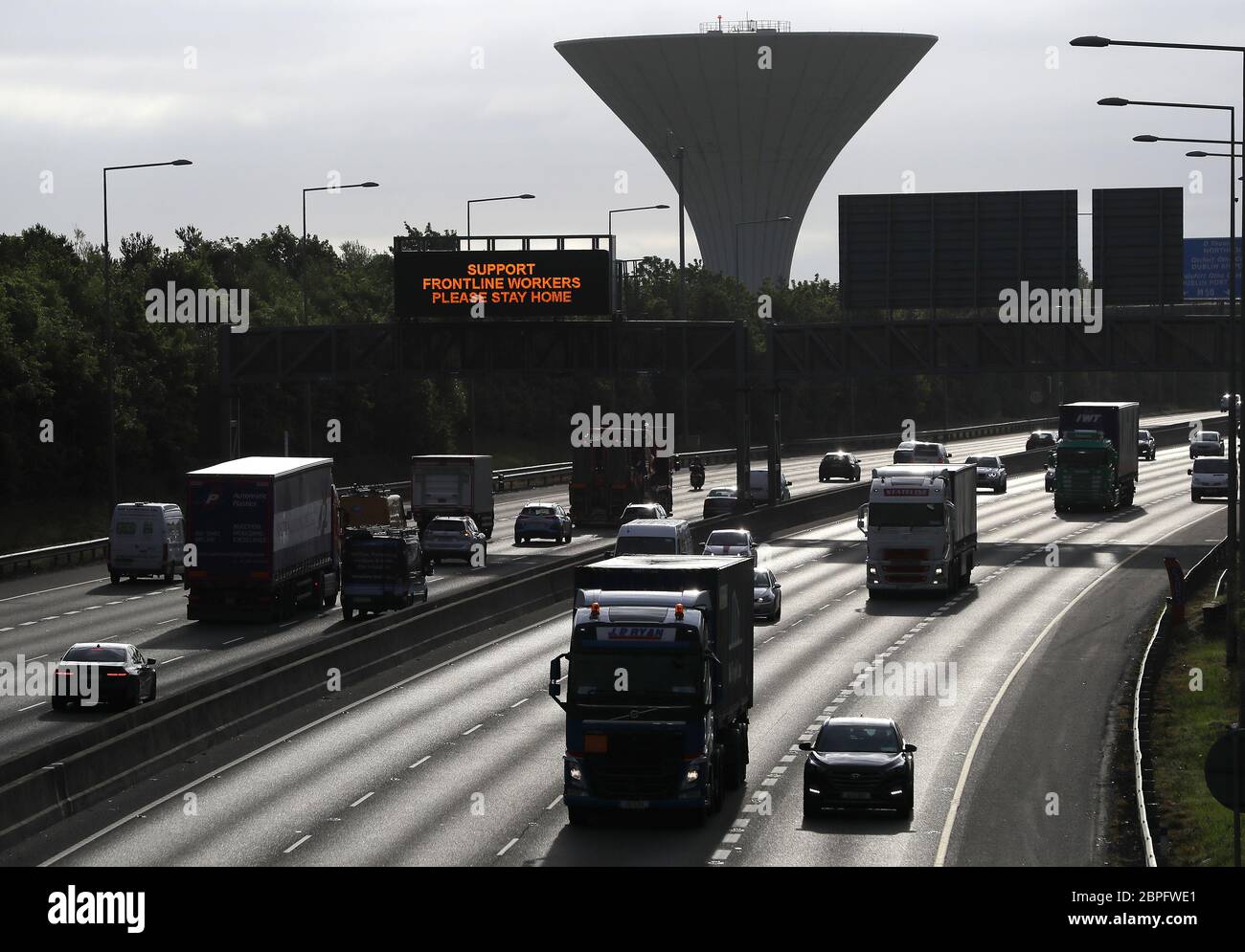 Lunedì è stato attivato il traffico sulla M50 di Dublino, come fase uno del piano di uscita a cinque fasi dell'Irlanda. Foto Stock