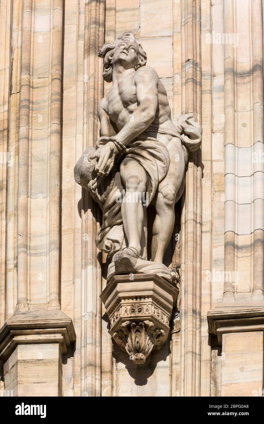 Duomo di Milano, chiesa gotica, dettagli sulla facciata, Milano, Italia. È la chiesa più grande d'Italia e la terza più grande del mondo Foto Stock