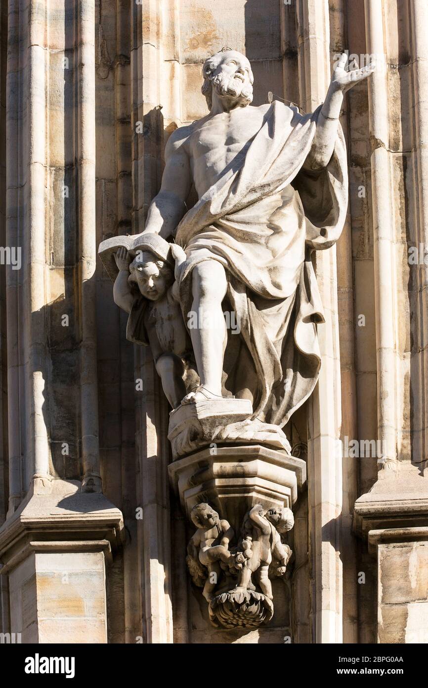 Duomo di Milano, chiesa gotica, dettagli sulla facciata, Milano, Italia. È la chiesa più grande d'Italia e la terza più grande del mondo Foto Stock