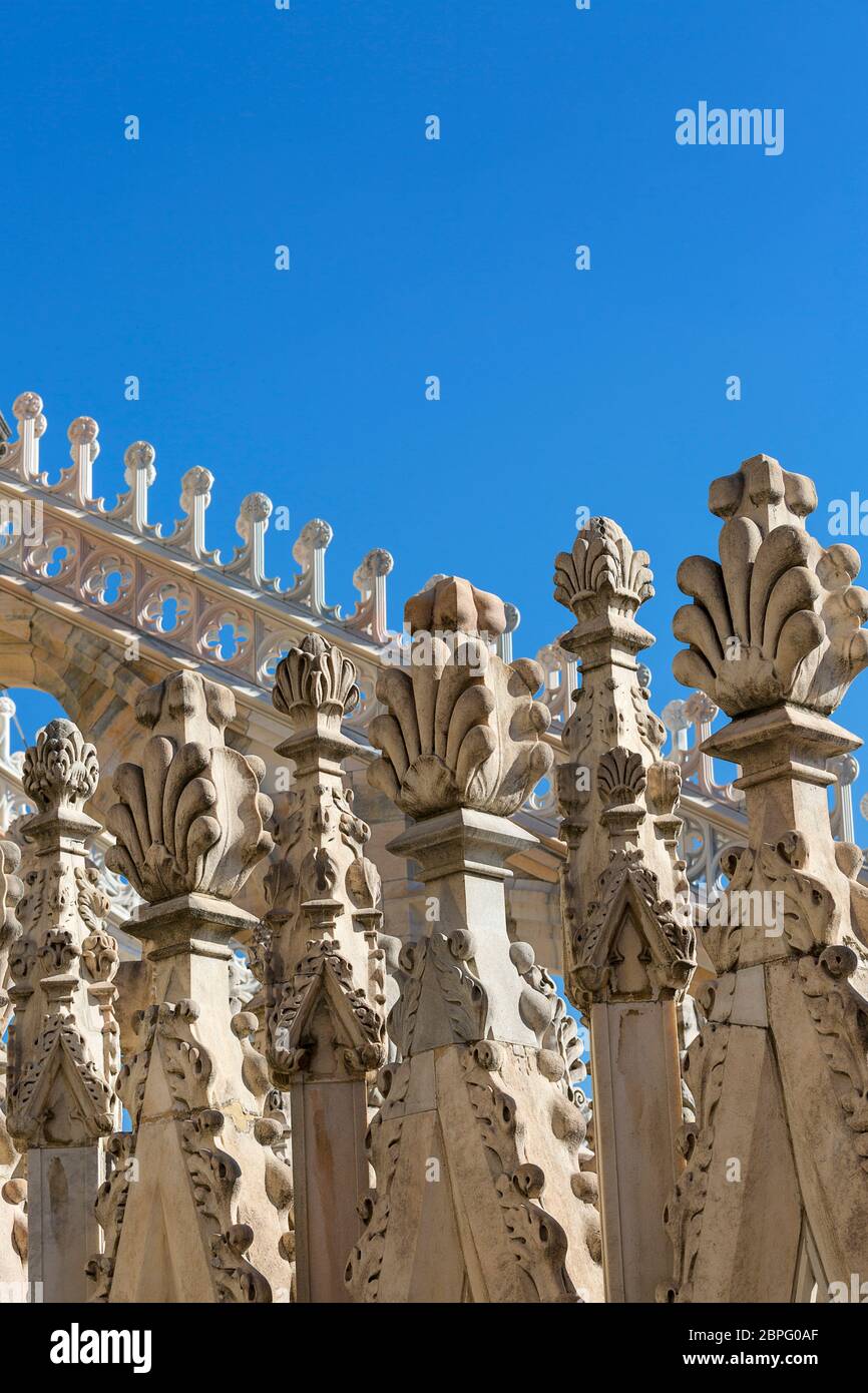 Duomo di Milano, chiesa gotica, dettagli sulla facciata, Milano, Italia. È la chiesa più grande d'Italia e la terza più grande del mondo Foto Stock