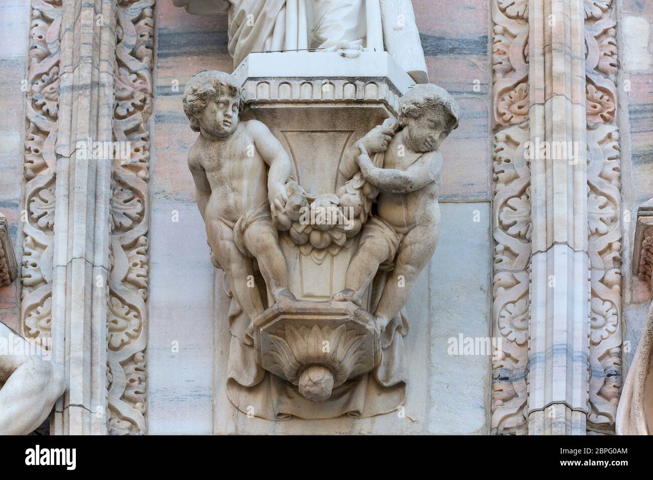 Duomo di Milano, chiesa gotica, dettagli sulla facciata, Milano, Italia. È la chiesa più grande d'Italia e la terza più grande del mondo Foto Stock