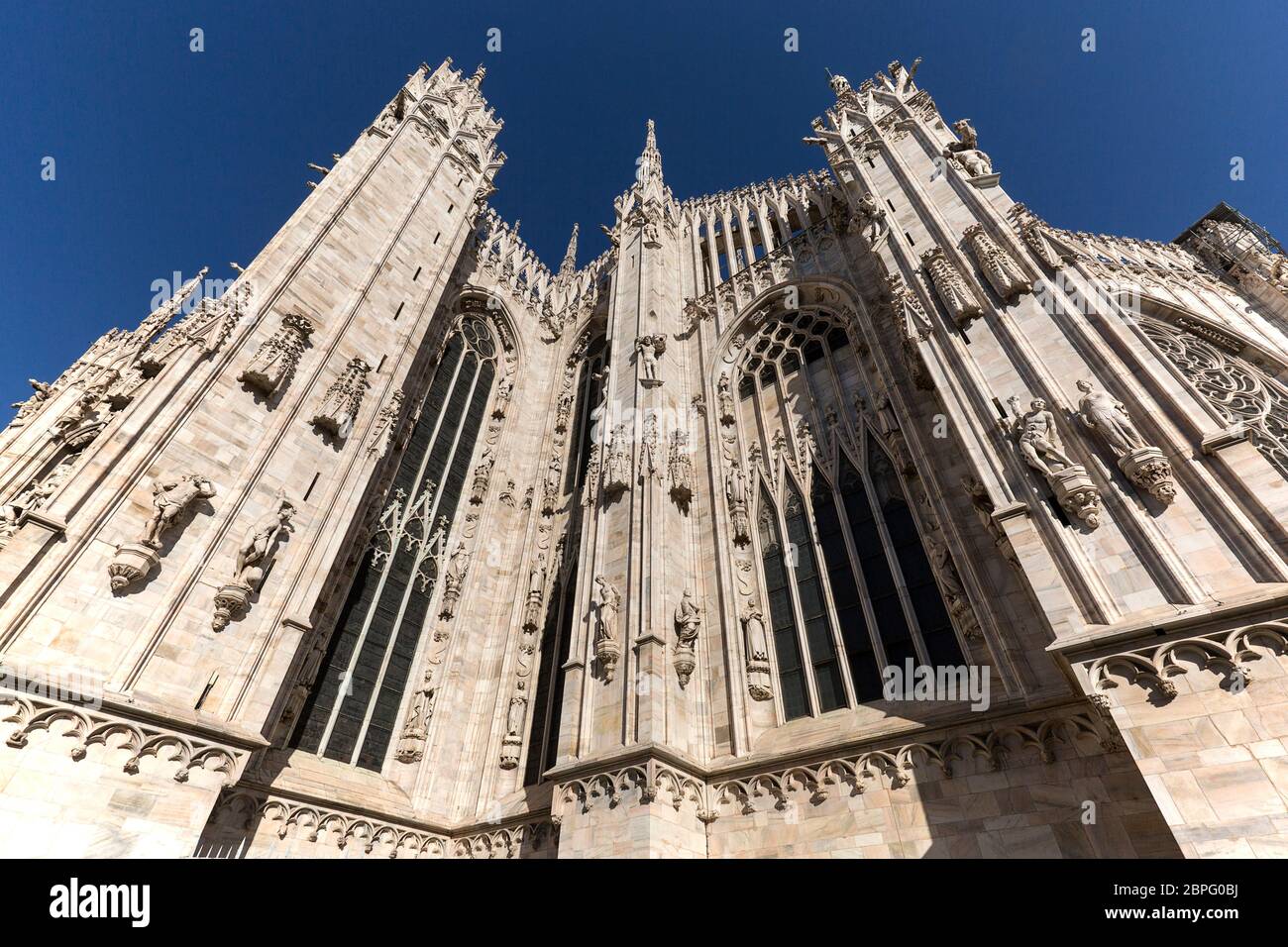 Duomo di Milano, chiesa gotica, facciata, Milano, Italia. È la chiesa più grande d'Italia e la terza più grande del mondo Foto Stock