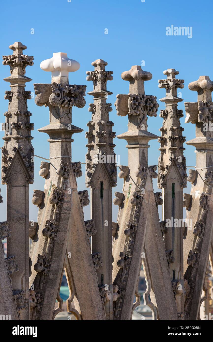 Duomo di Milano, chiesa gotica, dettagli sulla facciata, Milano, Italia. È la chiesa più grande d'Italia e la terza più grande del mondo Foto Stock
