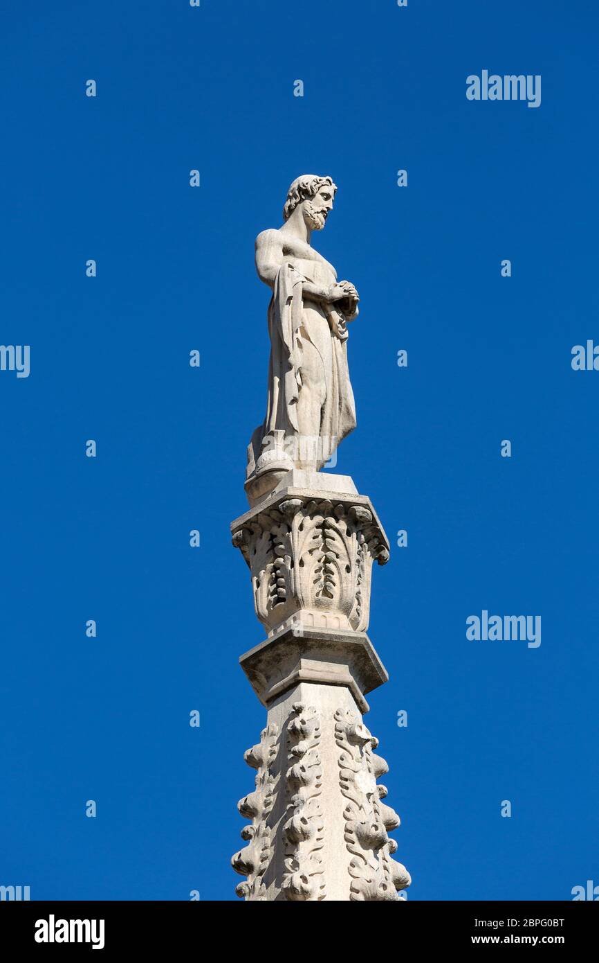 Duomo di Milano, chiesa gotica, dettagli sulla facciata, Milano, Italia. È la chiesa più grande d'Italia e la terza più grande del mondo Foto Stock