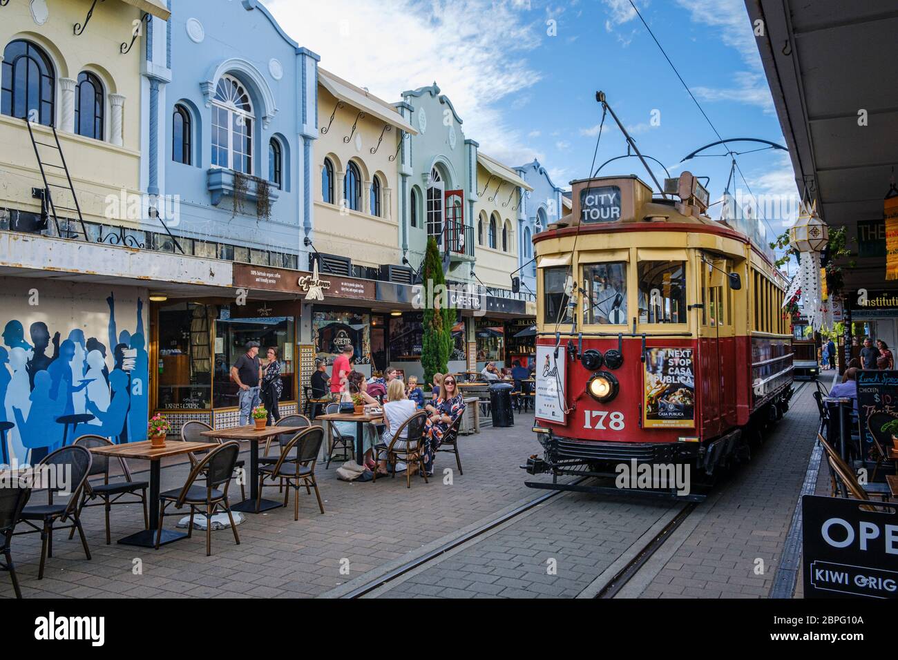 Tram passando per i ristoranti in New Regent Street, Christchurch, South Island, Nuova Zelanda Foto Stock