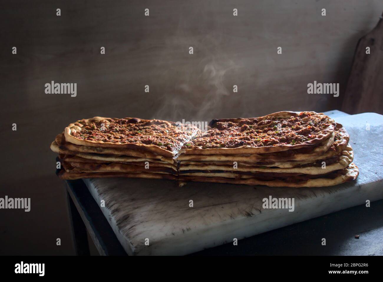 Primo piano su delizioso piccante e Steamy stack di pitas turche tradizionali fresco fuori forno messo su terra di marmo al mese Ramadan Foto Stock