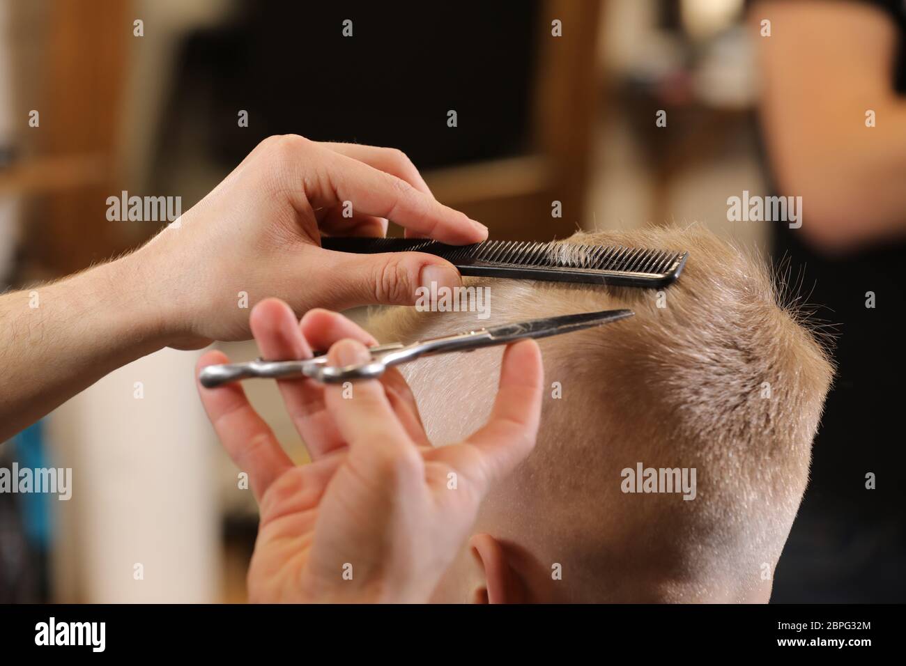 Acconciatura, taglio capelli, barbiere o parrucchiere per uomo. Primo piano  di mani uomo che cura i capelli del ragazzo del bambino in barbiere.  Ritratto di bambino maschio a Foto stock - Alamy