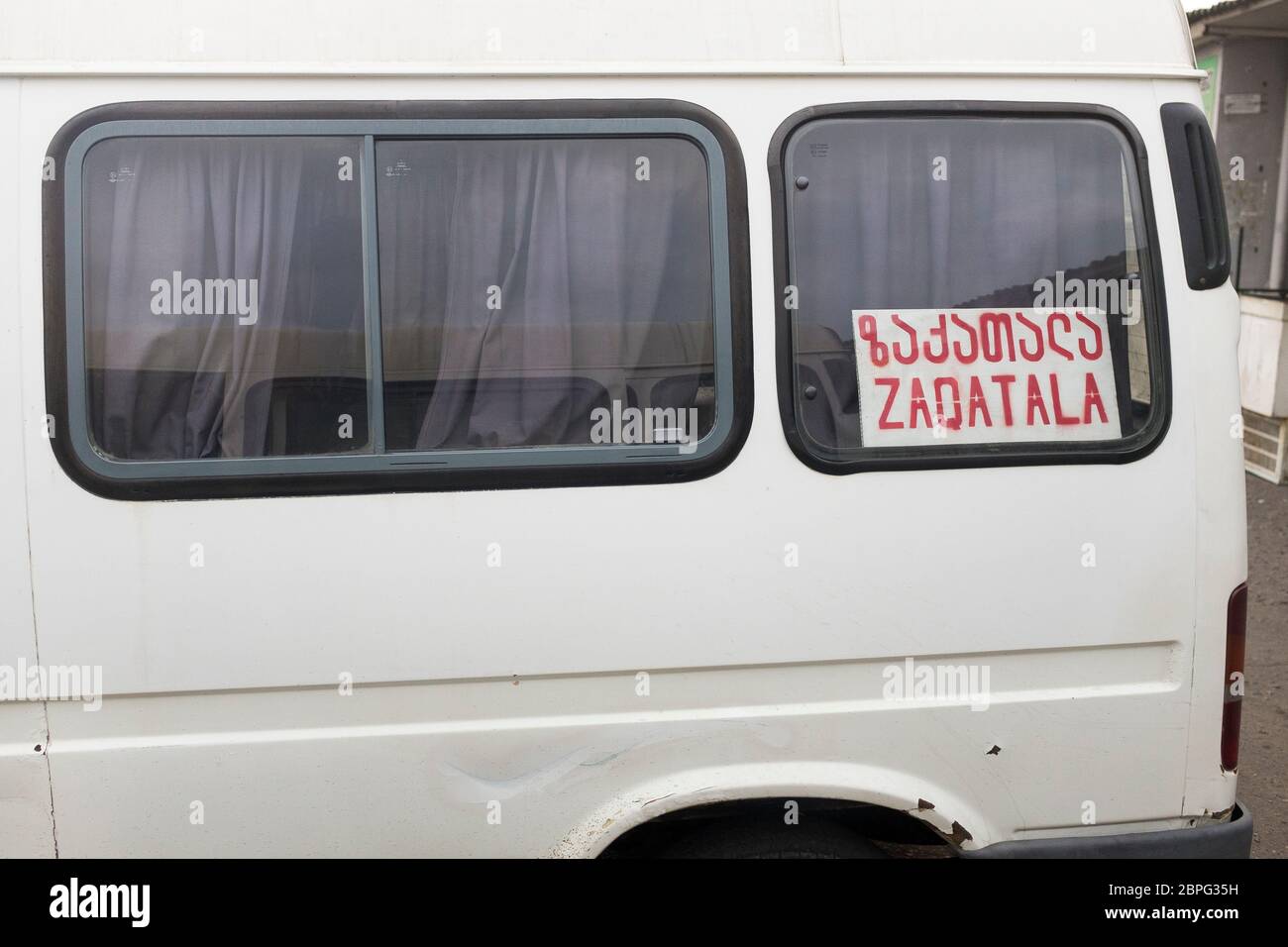 Marshrutka in testa a Zaqatala attende al terminal di Tbilisi, Repubblica di Georgia. Foto Stock