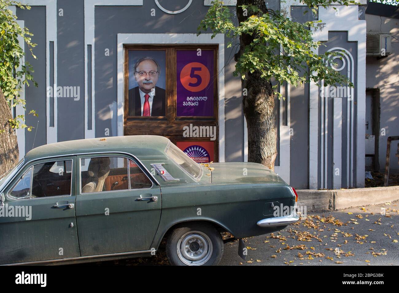 Le vecchie auto classiche russe sono una vista comune sulle strade di Telavi nella regione vinicola di Kakheti, Repubblica di Georgia. Foto Stock