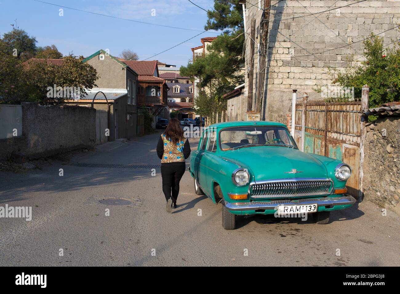 Le vecchie auto classiche russe sono una vista comune sulle strade di Telavi nella regione vinicola di Kakheti, Repubblica di Georgia. Foto Stock