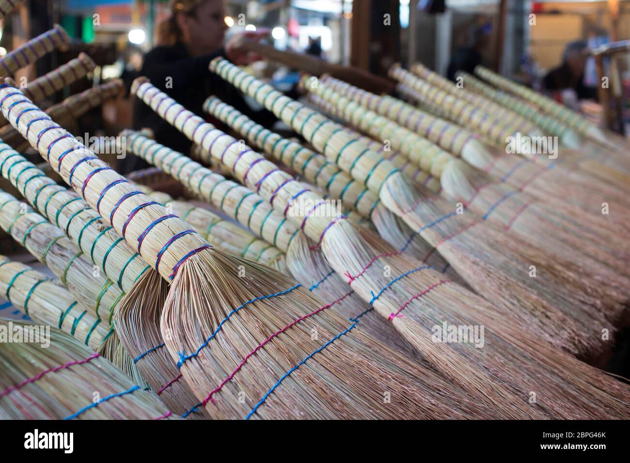 Queste semplici scopa sono comuni in tutto il Caucaso, qui per la vendita al mercato di Telavi, la regione viticola di Kakheti, Repubblica di Georgia. Foto Stock