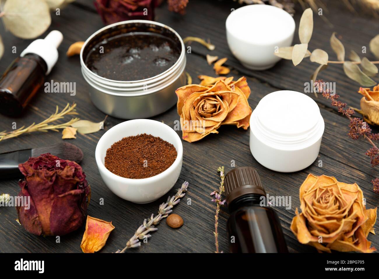 Botanico aromatico cosmetici. Le erbe aromatiche essiccate miscela fiori aromatici, scrub casalingo pasta costituita da caffè macinato e oli. Approccio olistico alle erbe skinca DIY Foto Stock