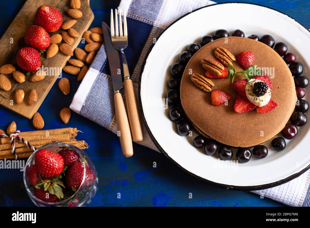 torte o pancake caldi con frutti rossi, fragole, more per colazione, vista dall'alto, orizzontale Foto Stock