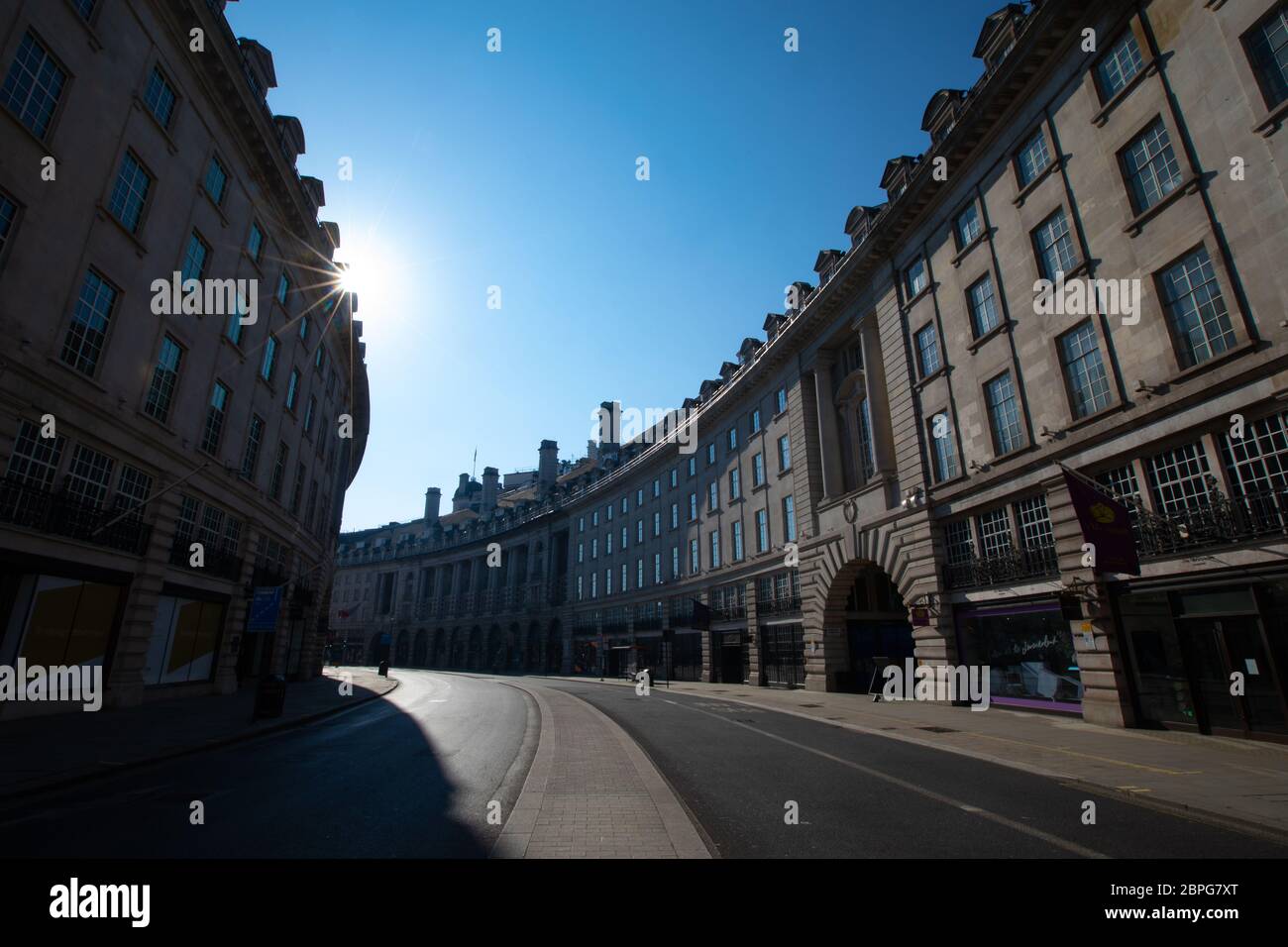 La famosa curva di Regent Street di Londra, vuota di traffico e di gente. La strada è deserta a causa delle norme di blocco messe in atto durante il Cor Foto Stock