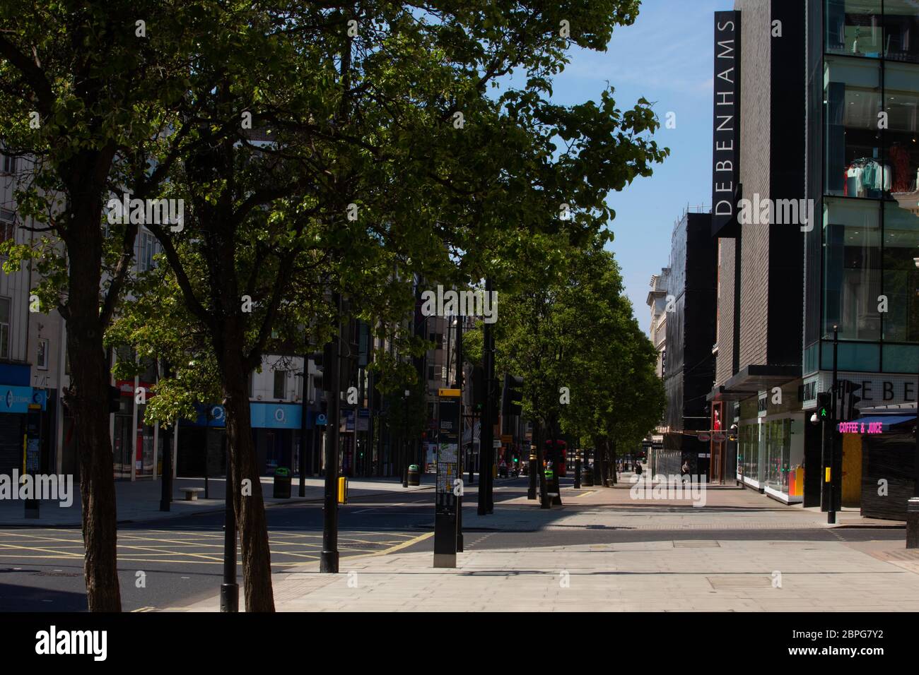 Oxford Street di Londra, la strada dello shopping più trafficata del paese, vuota di traffico e di gente. La strada è deserta a causa delle norme di blocco messo in pl Foto Stock