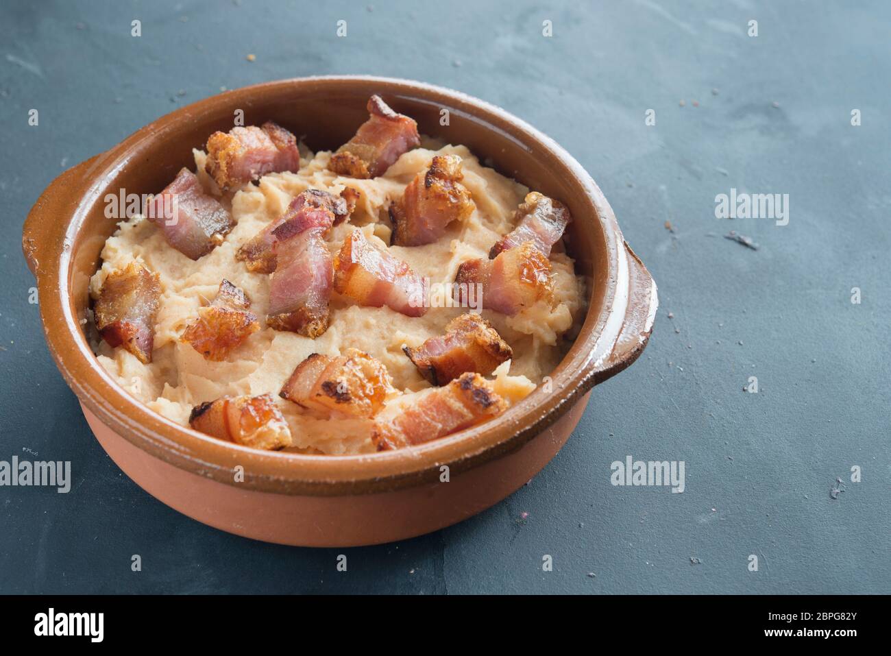 purè di patate con una fetta di pancetta Foto Stock
