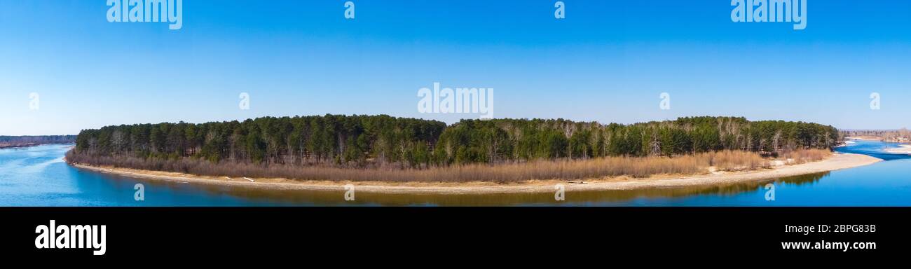 Panorama di una grande isola su uno sfondo di cielo blu senza nuvole. Giorno di primavera luminoso e soleggiato. Fiume Kitoy, regione di Irkutsk, Russia Foto Stock