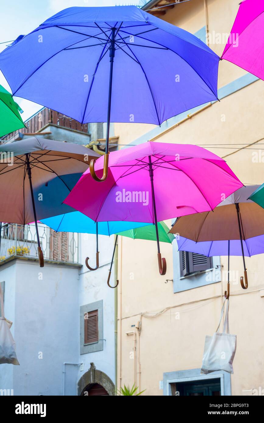 Roma - 19 aprile 2015: Ombrelli colorati appesi a una strada durante una festa del paese Foto Stock