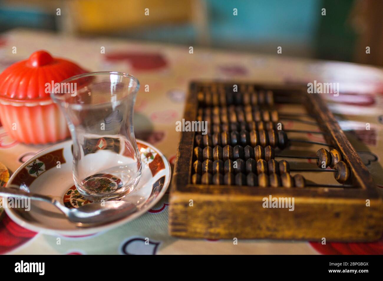 Gli uomini nel villaggio di Lahic si riuniscono nel negozio di tè per incontrare e giocare a dominos mentre beve tè e fumando sigarette in Azerbaigian Lahic. Foto Stock